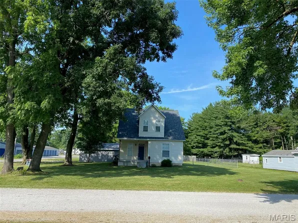 201 N Vine St, Nokomis, IL 62075