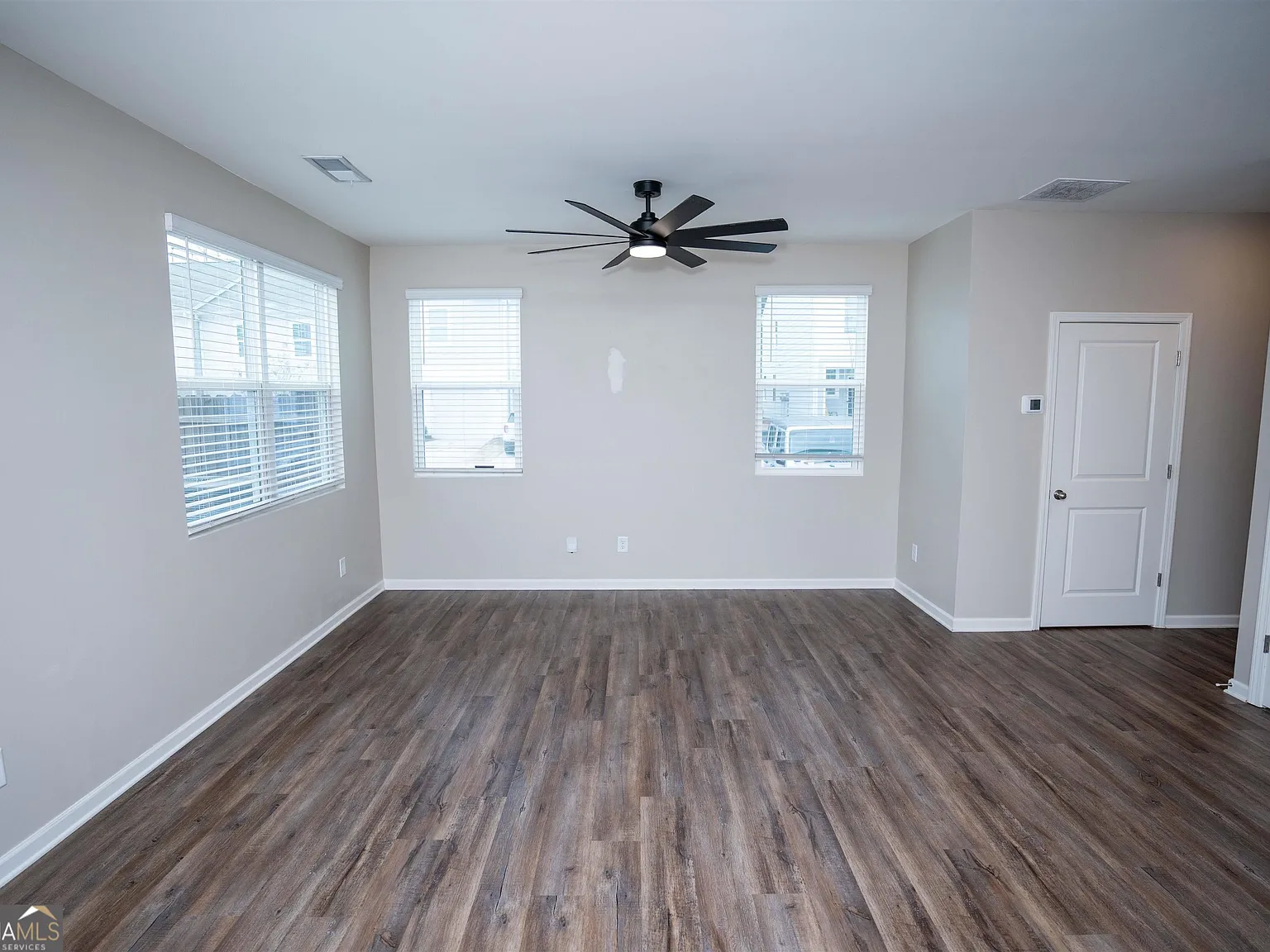 3 bed, 2.5 bath, 1420 sqft, $1,599 — Photo 3