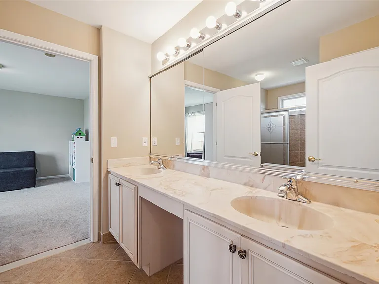 24323 Bellingham Dr — Photo 11