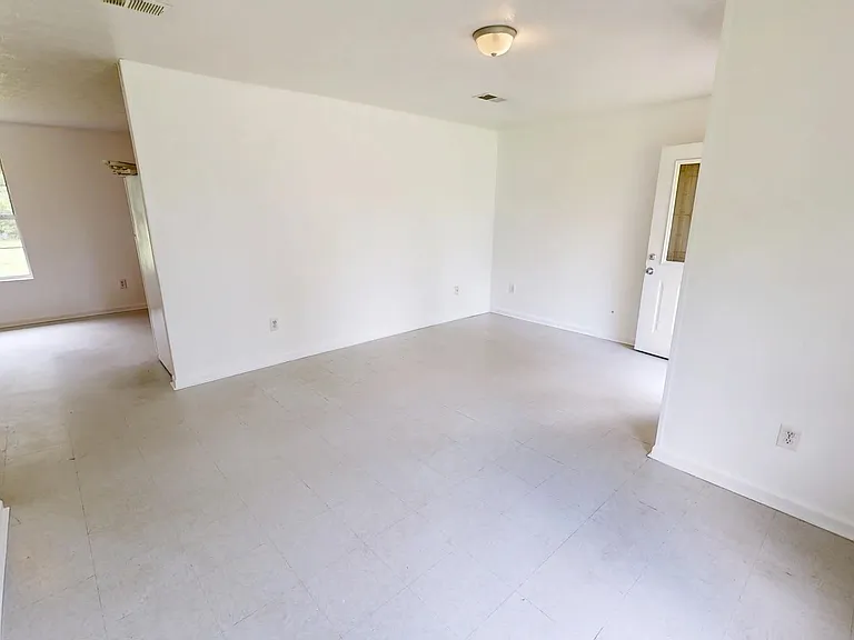 1112 Pinder Ln — Photo 3