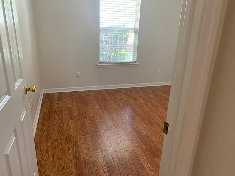 110 Meadowglade Ln — Photo 3
