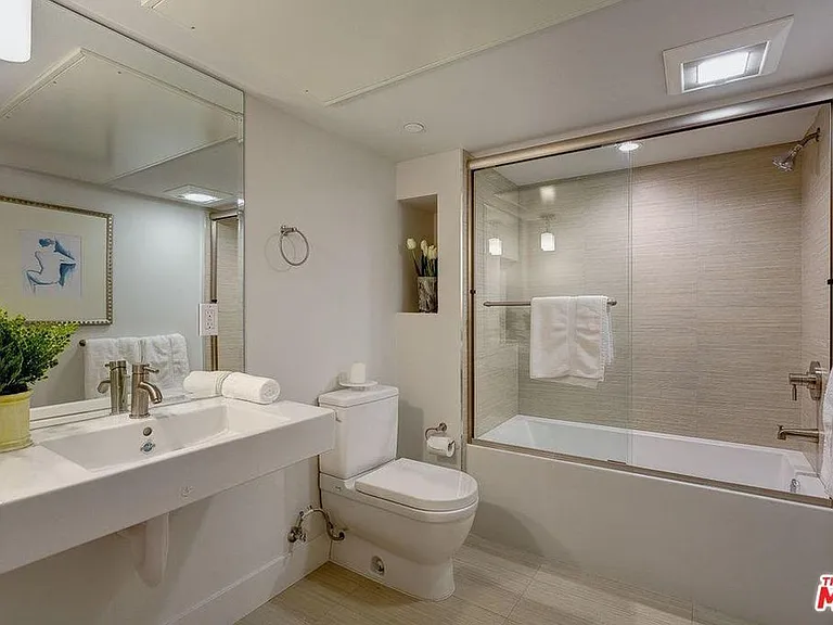 1306 N Orange Dr — Photo 23