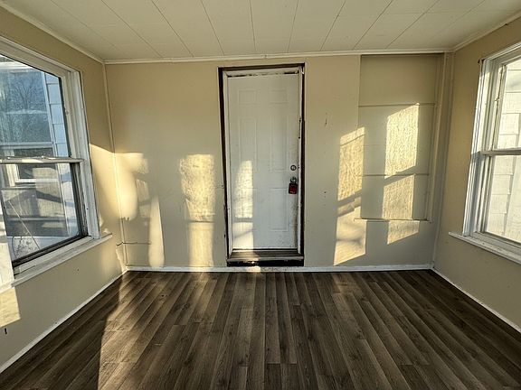 4th image of 301 S Oak St