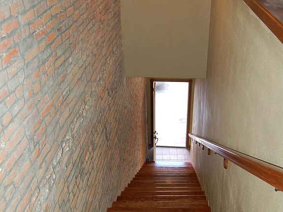 Wide stairway w/hardwood treads