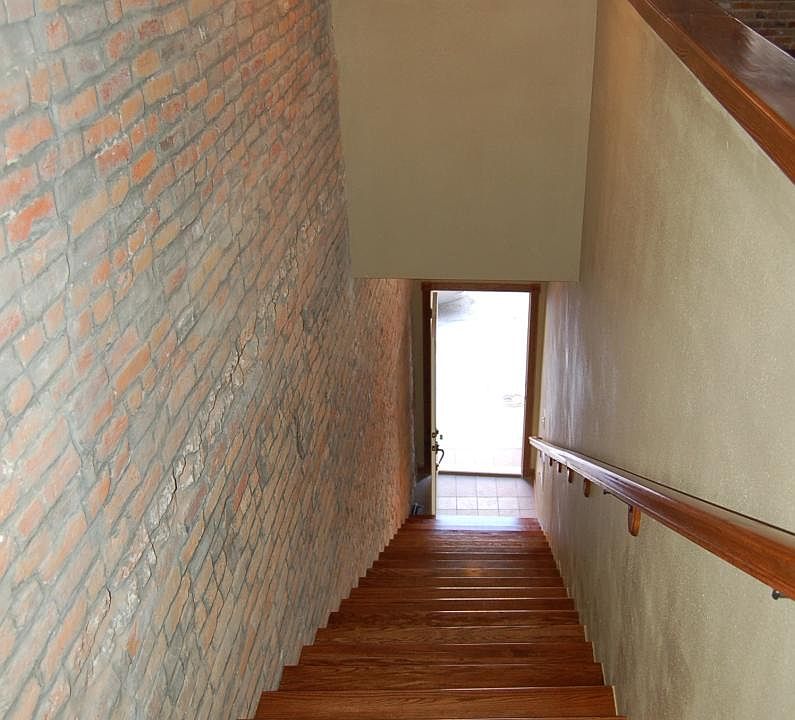 Wide stairway w/hardwood treads