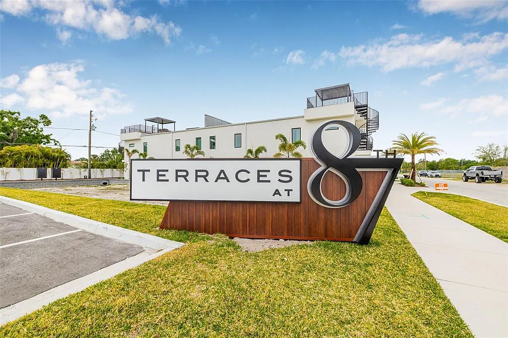 3 bed, 3.0 bath, 1976 sqft, $4,750 — Photo 1