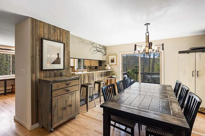 Dining room, seats 10 comfortably