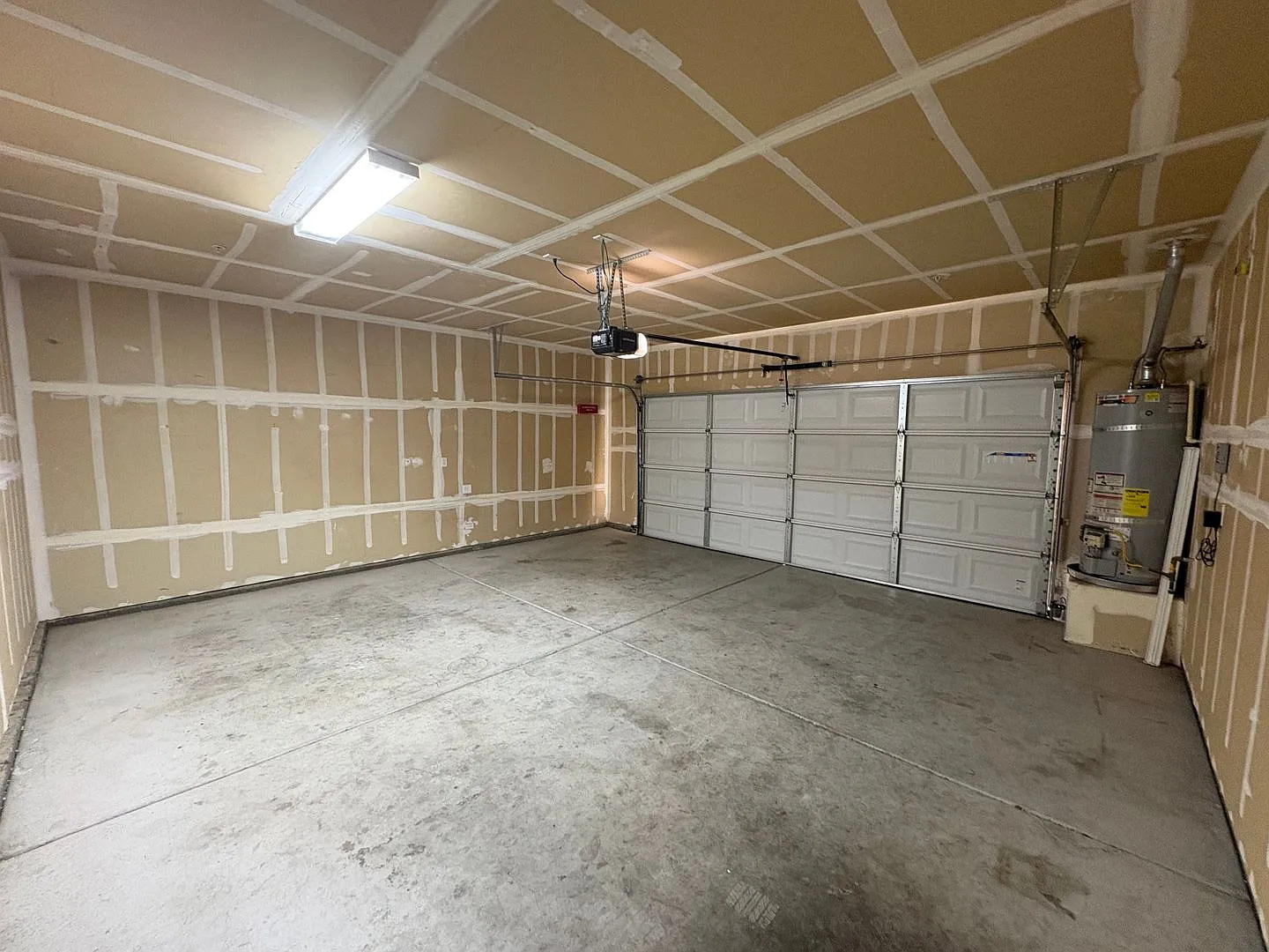 Beautiful home in a gated community Rent Ready! — Photo 3