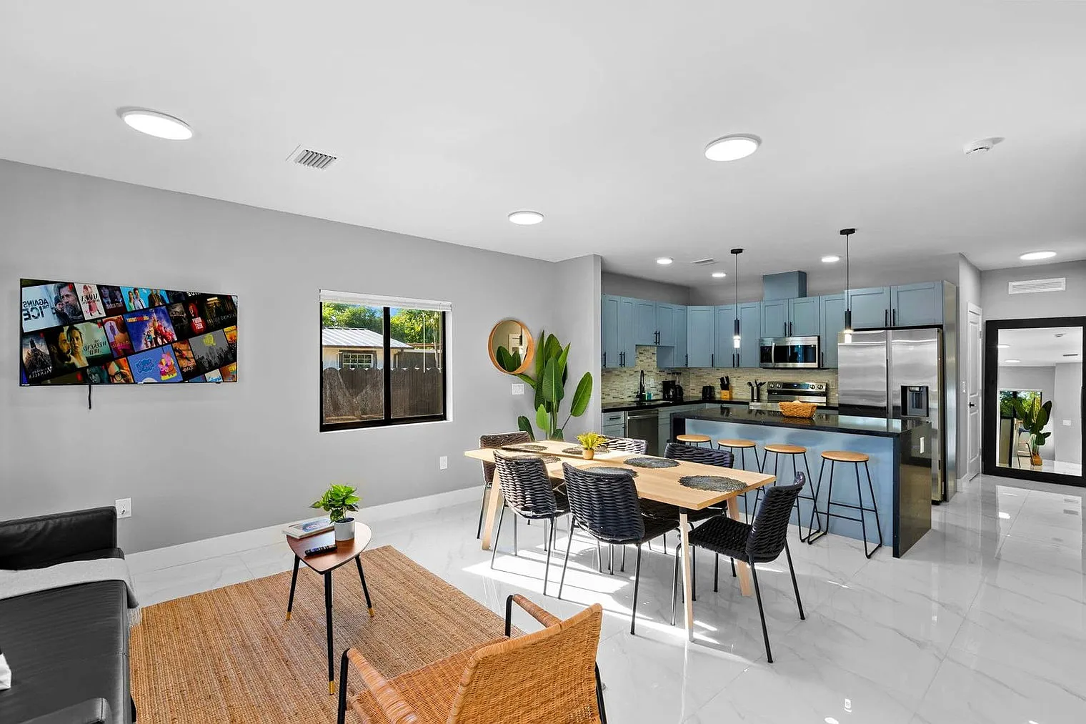 4 bed, 2.0 bath, 947 sqft, $9,672 — Photo 3