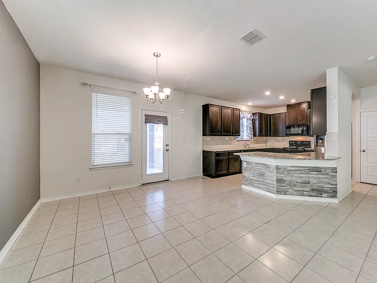 2423 Lazo Smt — Photo 4