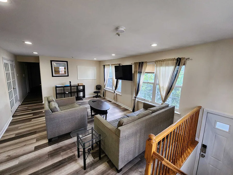 206 Matthews Dr #DOWNSTAIRS MASTER