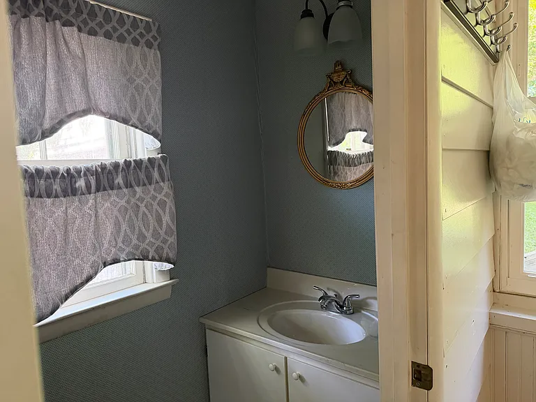 511 Court St S — Photo 13