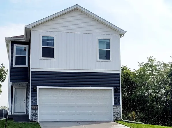 2692 SE Fox Valley Dr, West Des Moines, IA 50265