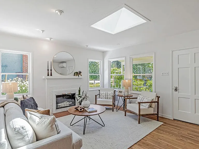 1045 Almanor Ave — Photo 2