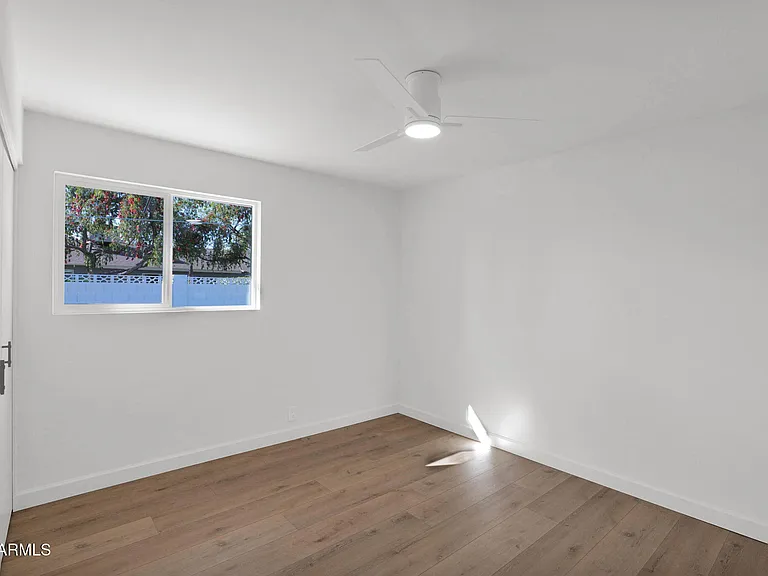 501 W Seldon Ln — Photo 29