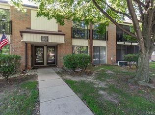 18279 University Park Dr, Livonia, MI 48152
