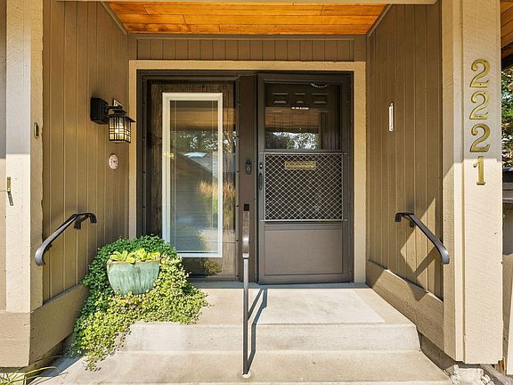 4th image of 2221 E Rockwood Blvd