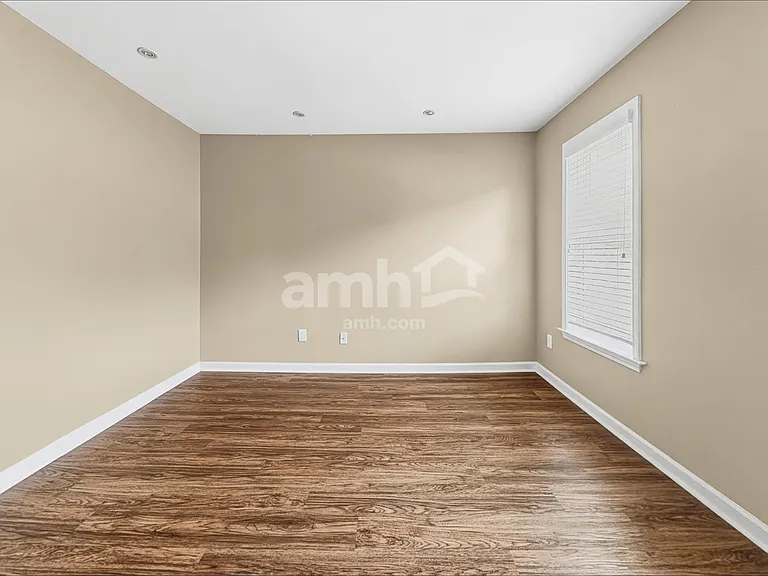 317 Collinsworth Dr — Photo 10