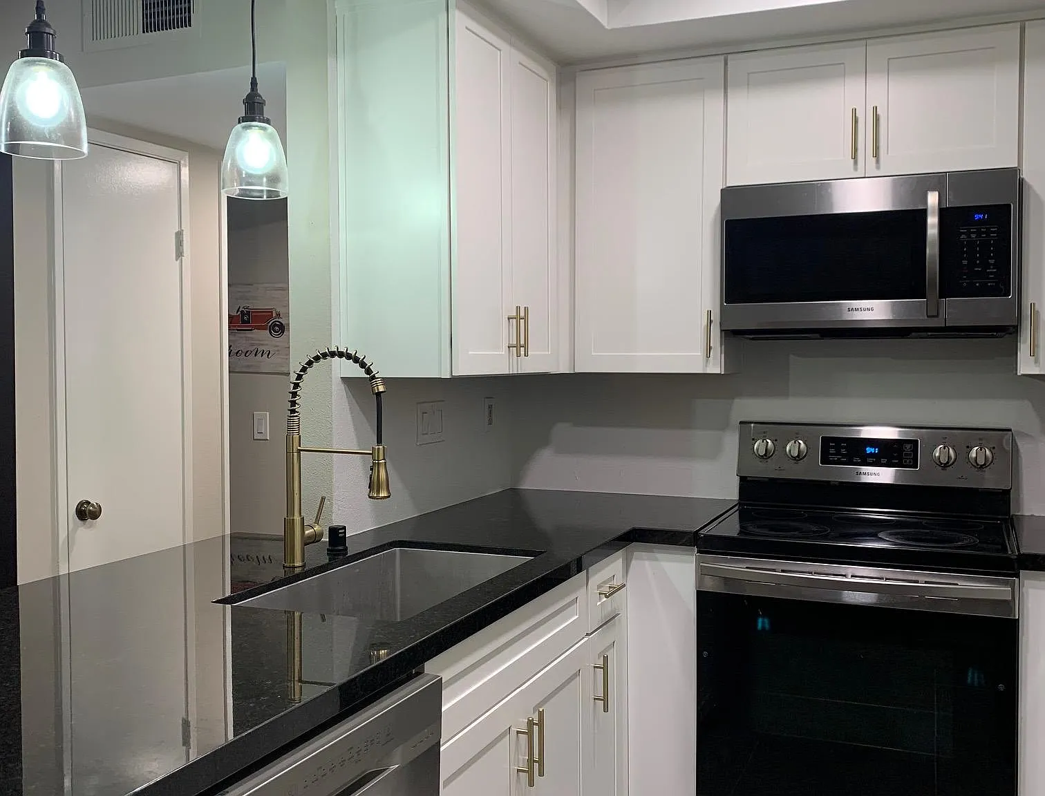 2 bed, 1.5 bath, 913 sqft, $3,795 — Photo 2