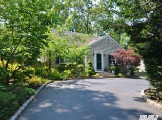 299 W 22nd St, Huntington, NY 11743