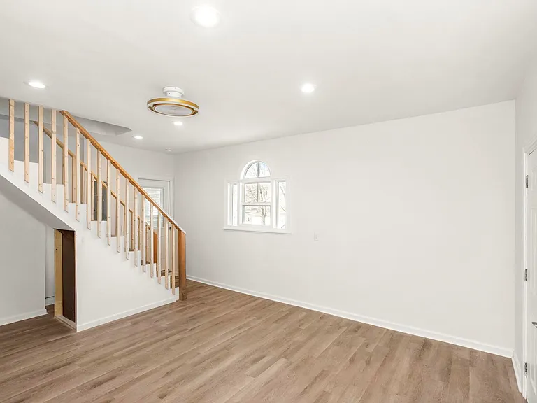 239 E Bledsoe St — Photo 45