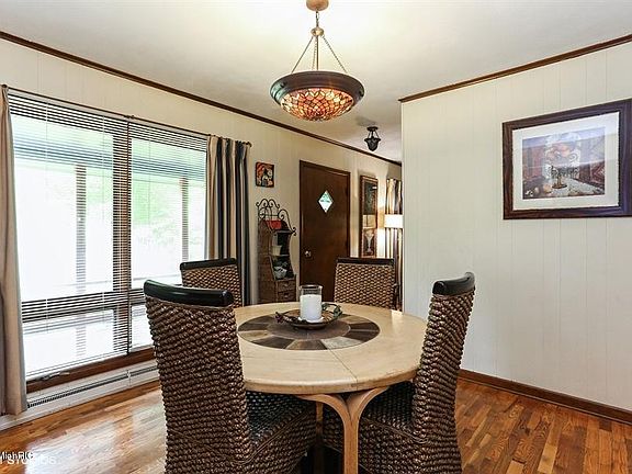 Image 4: 04_19536Martin_2_DiningRoom_LowRes