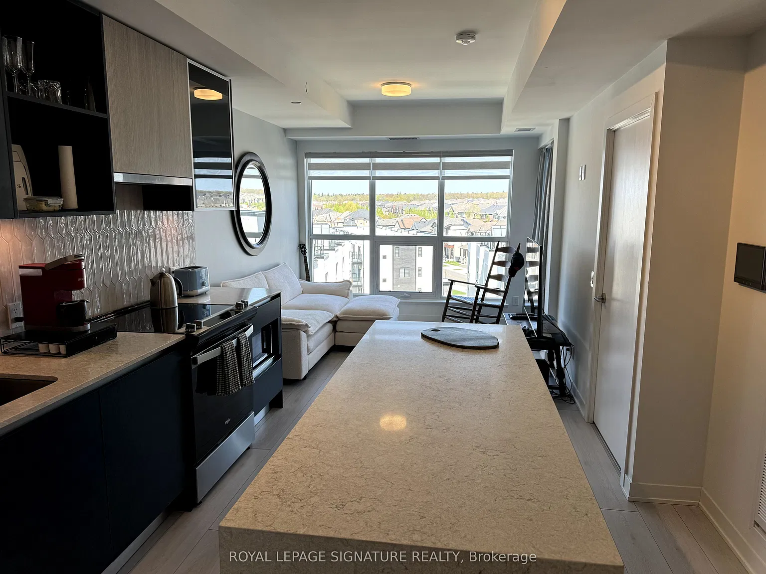 405 Dundas St W — Photo 4