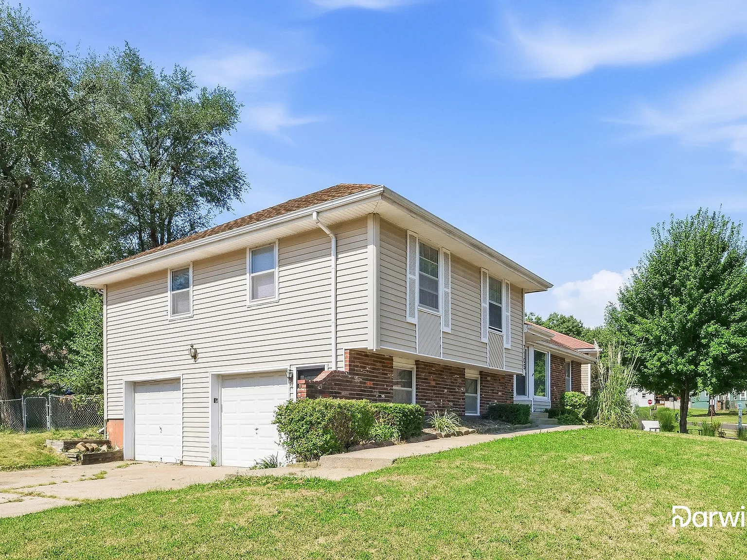 3 bed, 2.5 bath, 2378 sqft, $2,020 — Photo 2