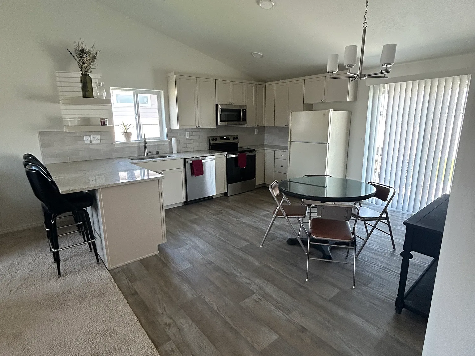 3 bed, 1148 sqft, $2,200 — Photo 3