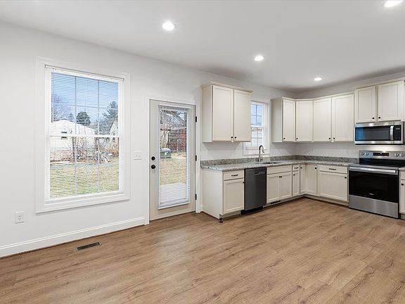 4th image of 973 Radford St