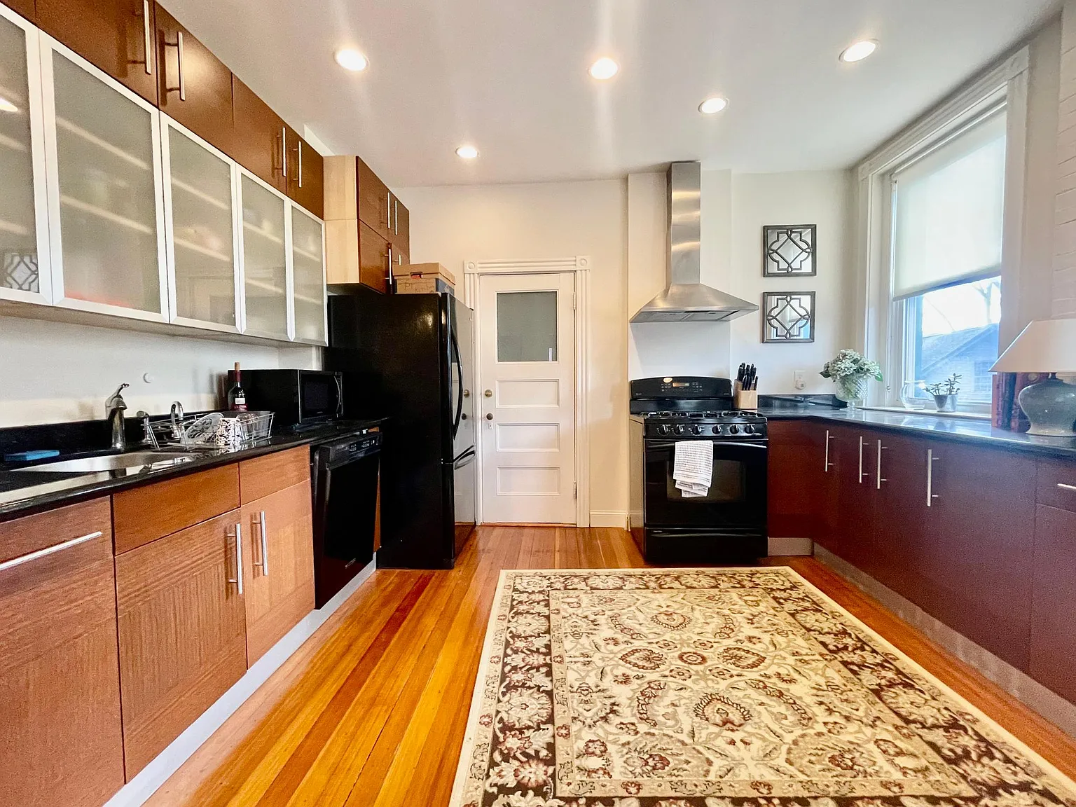 3 bed, 1451 sqft, $4,950 — Photo 2