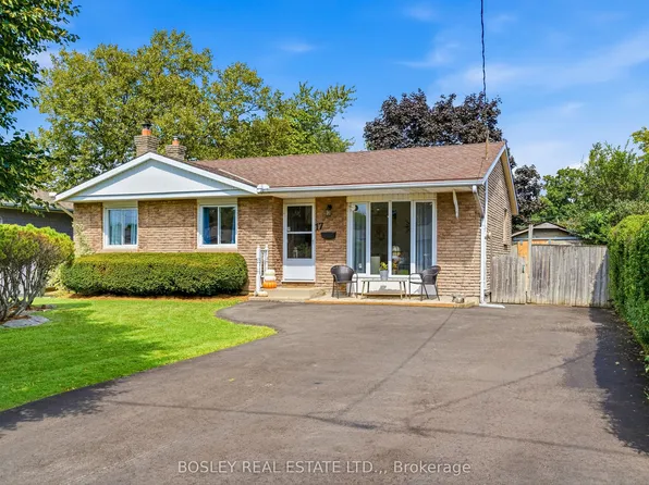 17 Acadia Cres, Saint Catharines, ON L2P 1H7