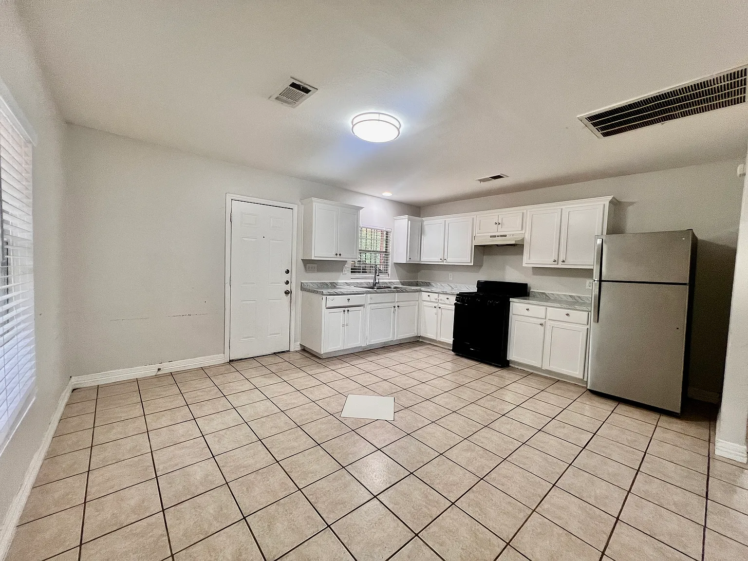 3 bed, 1227 sqft, $1,595 — Photo 3