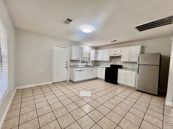 3rd image of 830 E 10th St #A