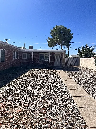4634 E Montecito St