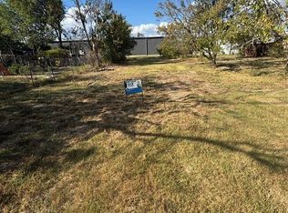 1006 W 1st St, Taylor, TX 76574