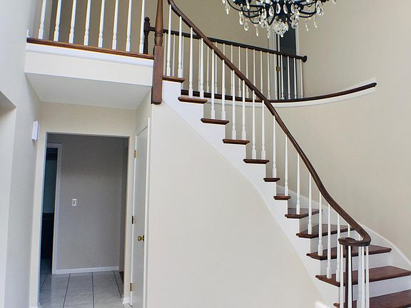 2nd image of 1075 Heather Ln