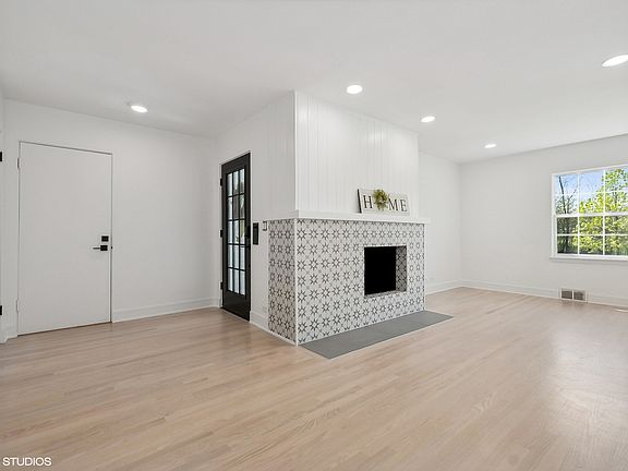 3rd image of 829 S Brainard Ave