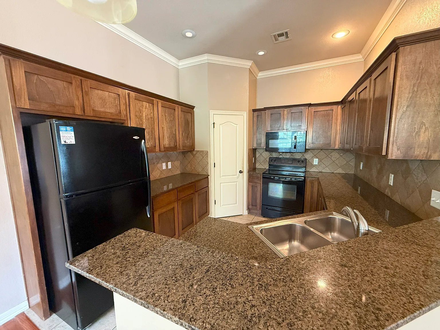 4 bed, 1725 sqft, $2,000 — Photo 3