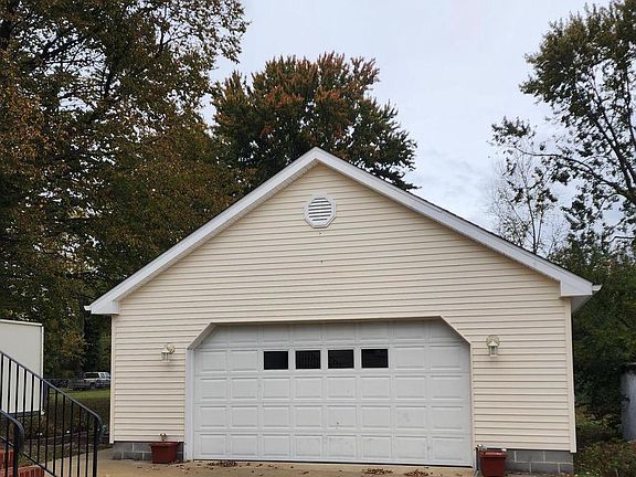 3rd image of 409 Bayly Ave