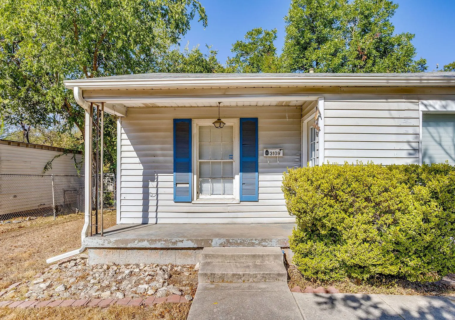 Cute 3 bed, 1 bath in Richland Hills- Birdville ISD- 76118 — Photo 3