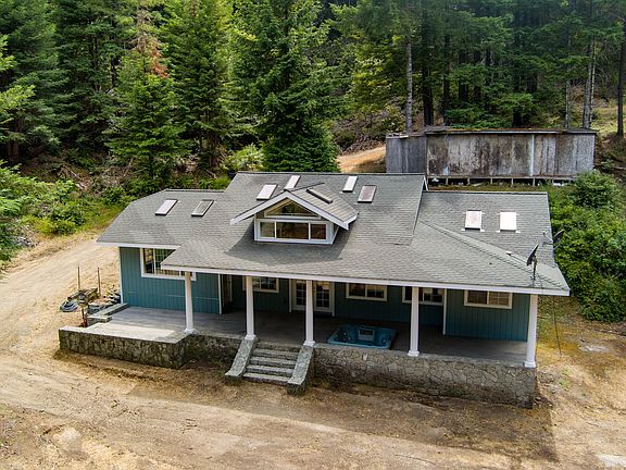 4th image of 1005 Twin Trees Ln
