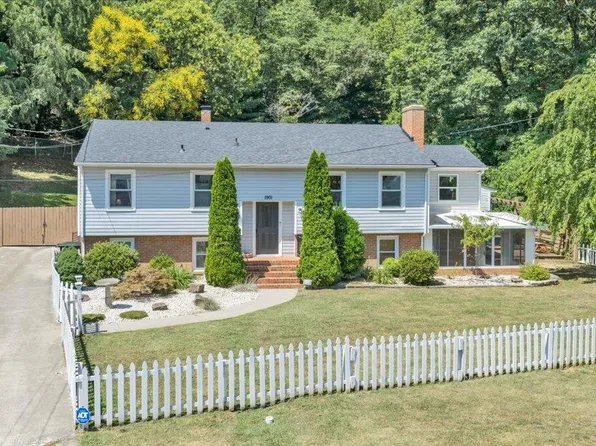 1901 Brookfield Dr, Roanoke, VA 24018