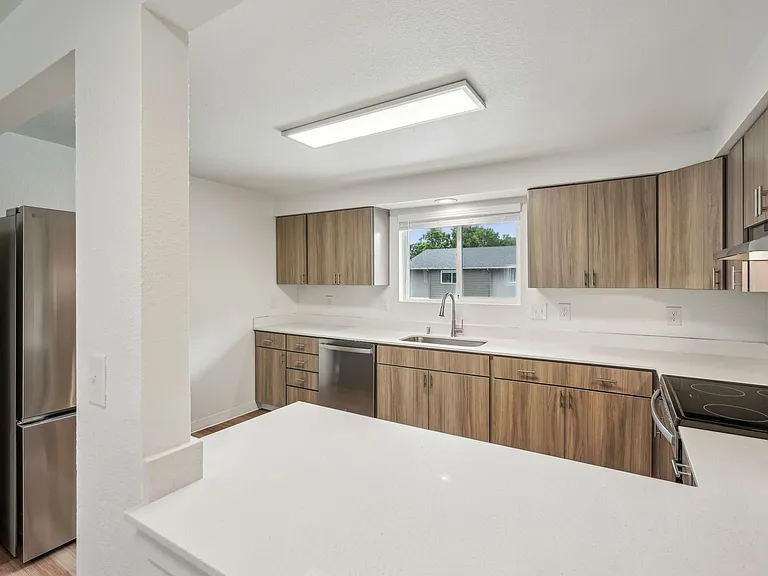 The Arch - Apartments & Townhomes — Photo 18