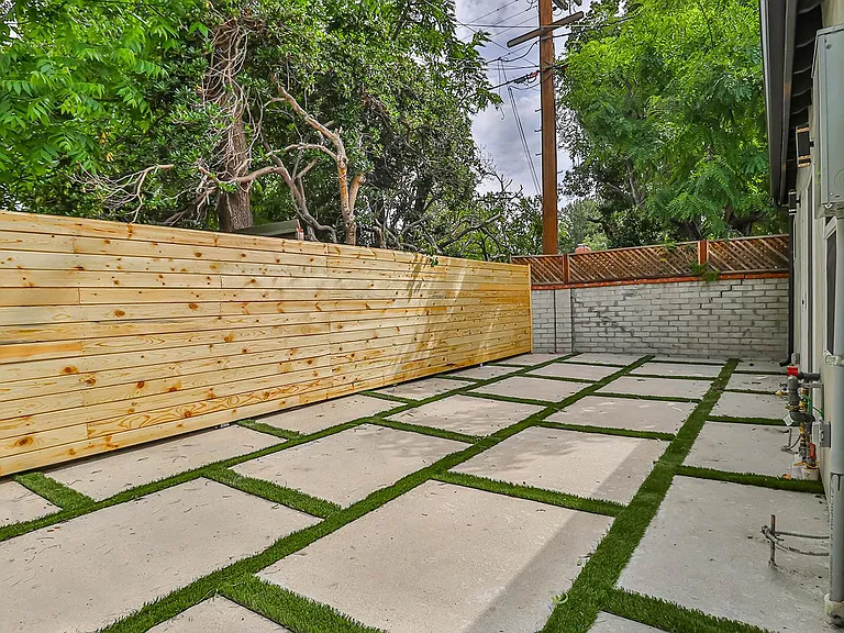 11801 Albers St — Photo 25