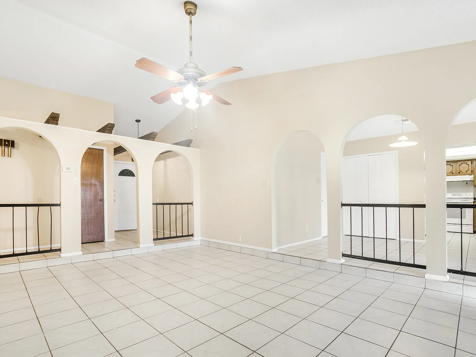3 bed, 1277 sqft, $1,600 — Photo 2