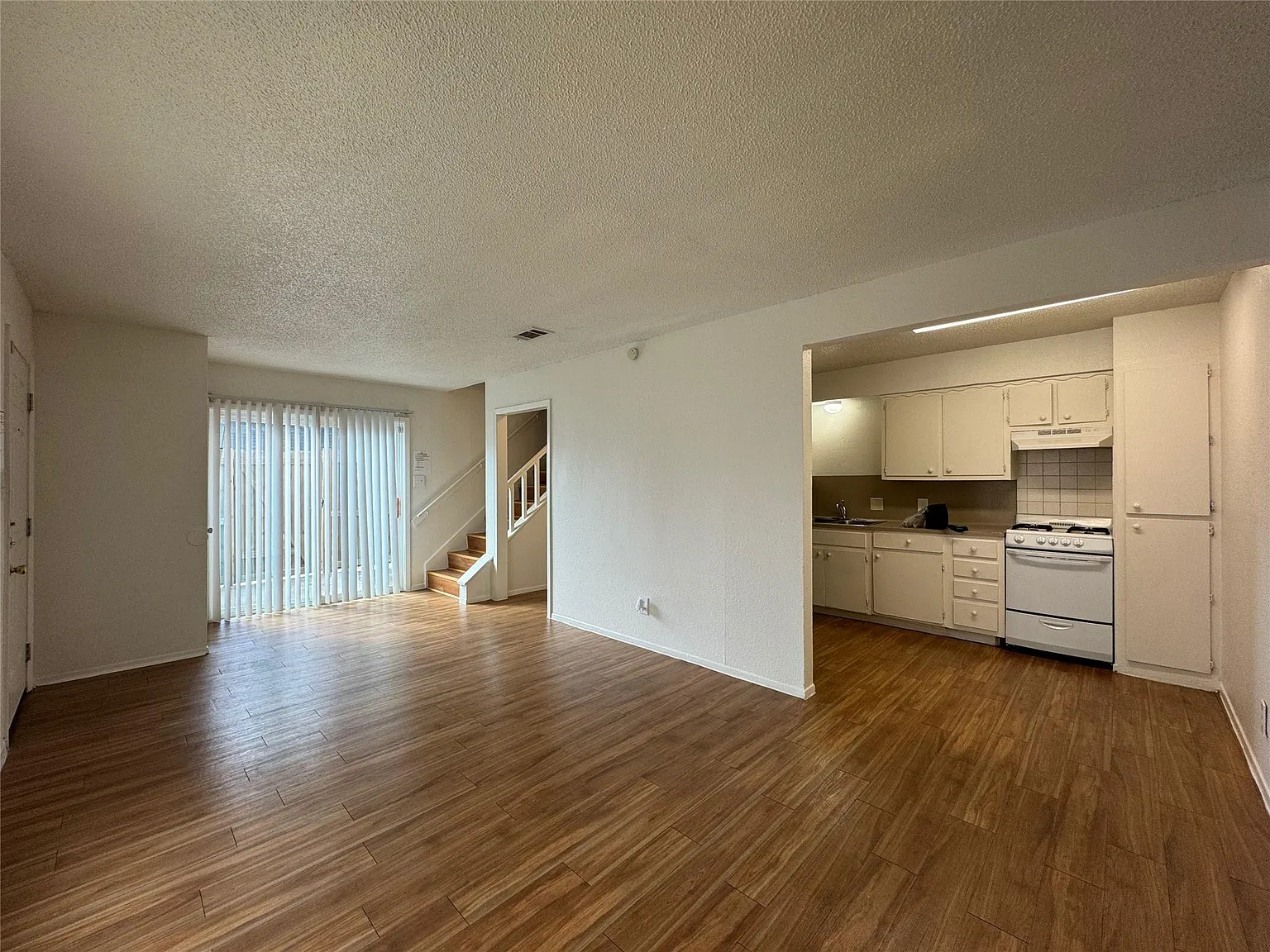 2 bed, 1.5 bath, 943 sqft, $1,358 — Photo 3