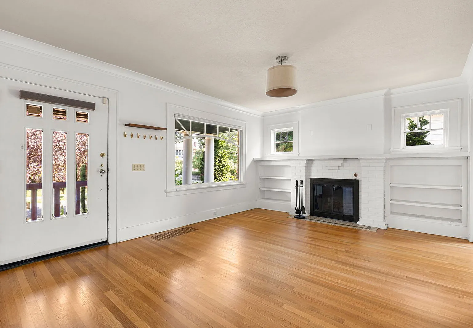 4 bed, 2.0 bath, 3214 sqft, $4,845 — Photo 3