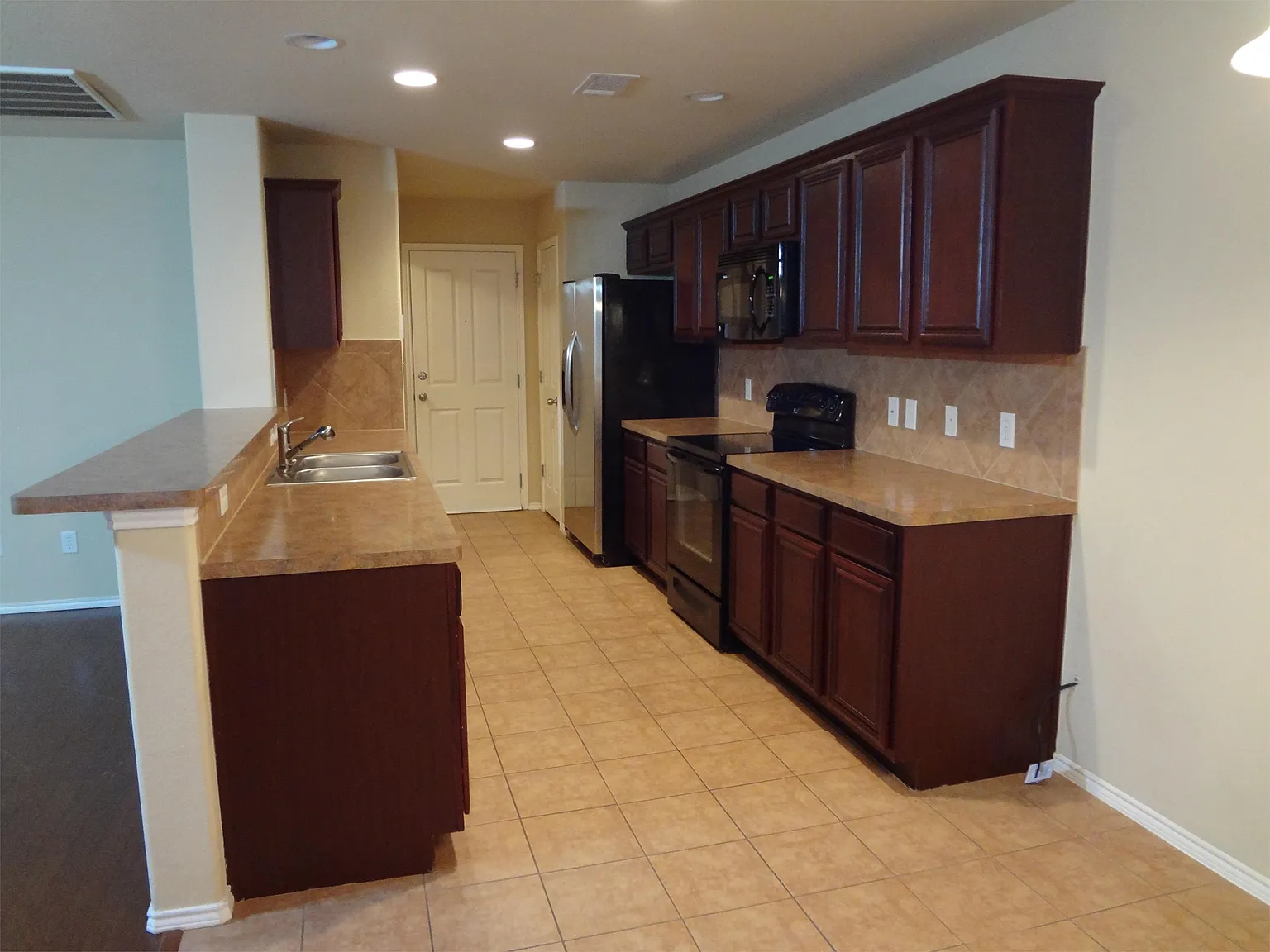 904 Mazatlan Court; Arlington 76002 - 1 — Photo 4