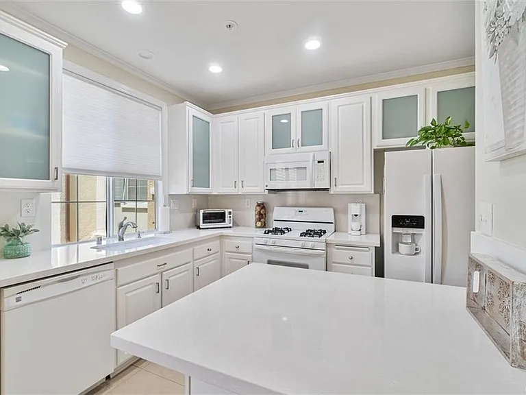 28134 Ashbrook Ln — Photo 4
